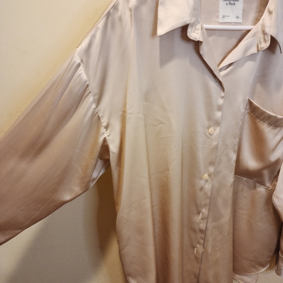 Abercrombie and Fitch Satin Oversized Button-Up Shirt Size L - Picture 3 of 10